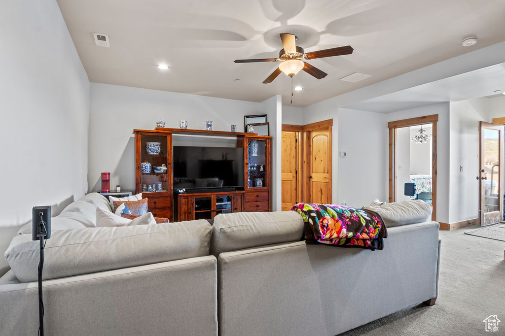 Living area with carpet, a ceiling fan, visible vents, and recessed lighting