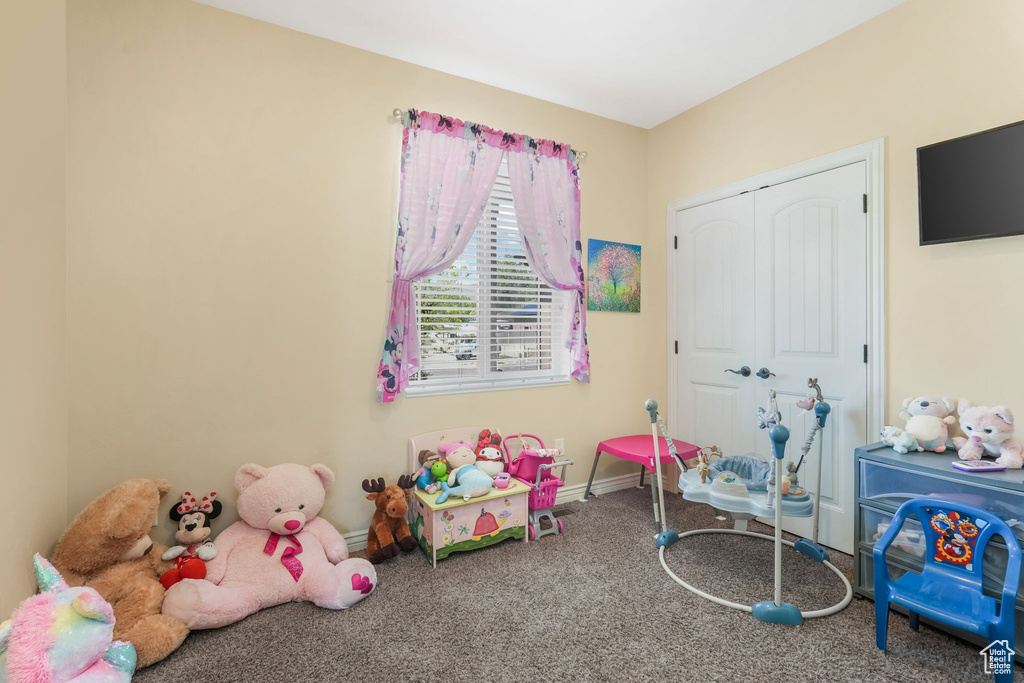 Game room with carpet flooring