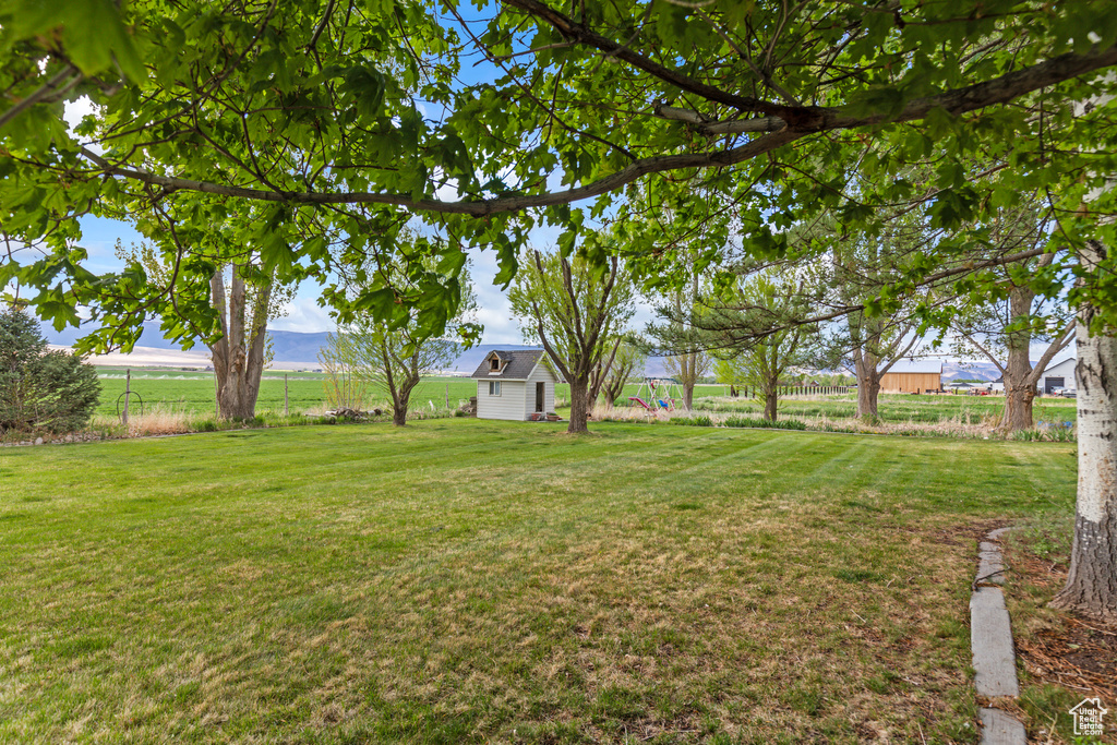 View of grassy yard featuring a rural view