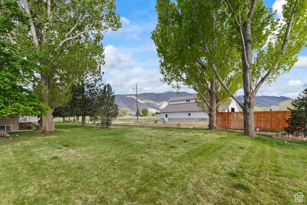 View of yard featuring a mountain view