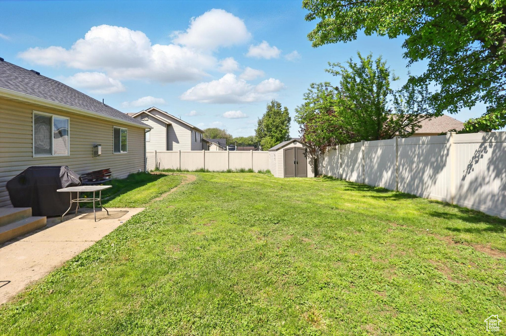 View of yard featuring a shed and an outdoor structure