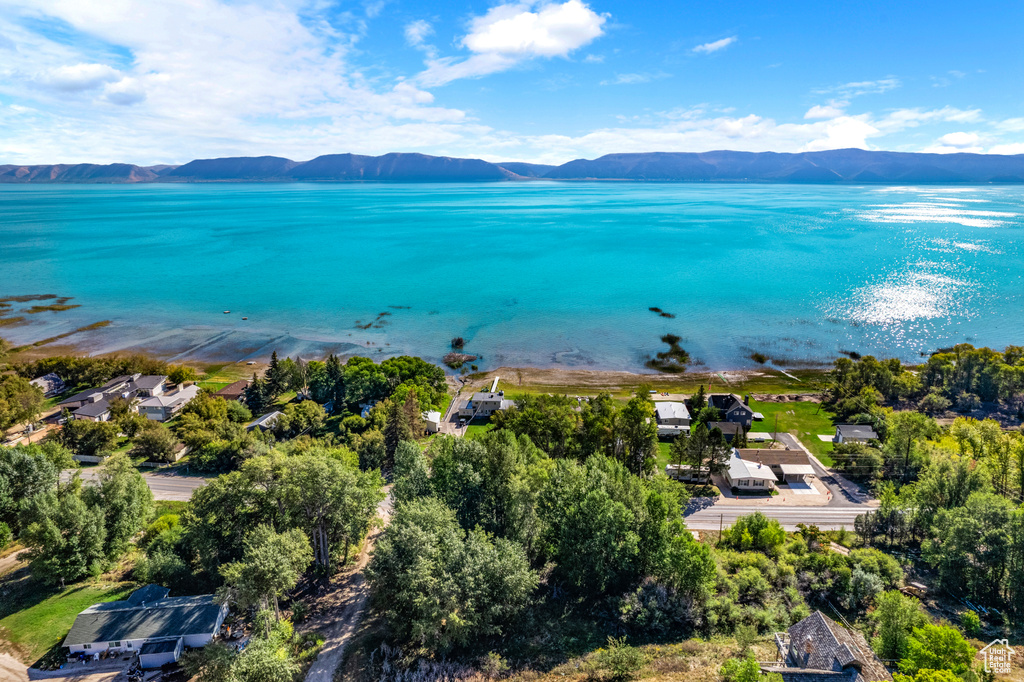 Bird's eye view of a water and mountain view