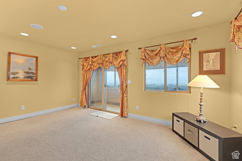 Carpeted empty room featuring recessed lighting and baseboards
