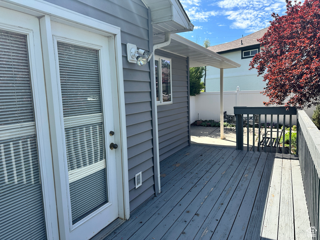 Deck featuring fence