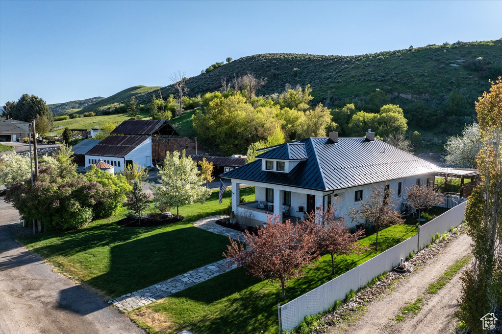 Aerial view of property and surrounding area with mountains