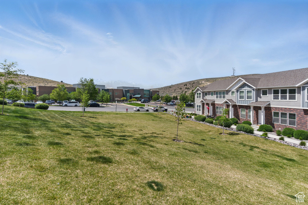 View of grassy yard with a residential view
