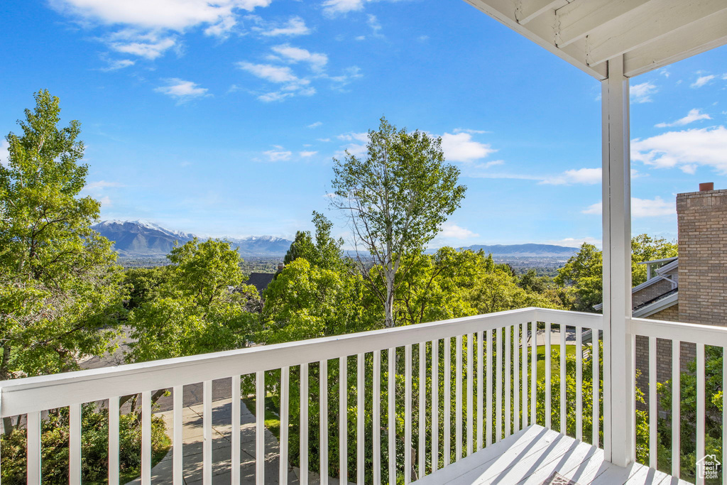 Balcony featuring a mountain view