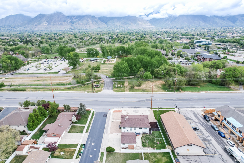 Bird\\\'s eye view with a mountain view