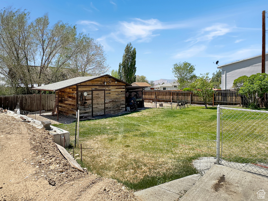 View of yard with an outdoor structure