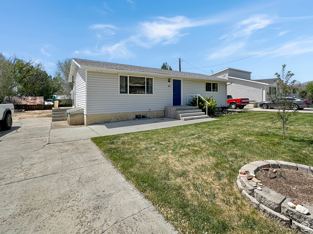 Ranch-style house with a front lawn