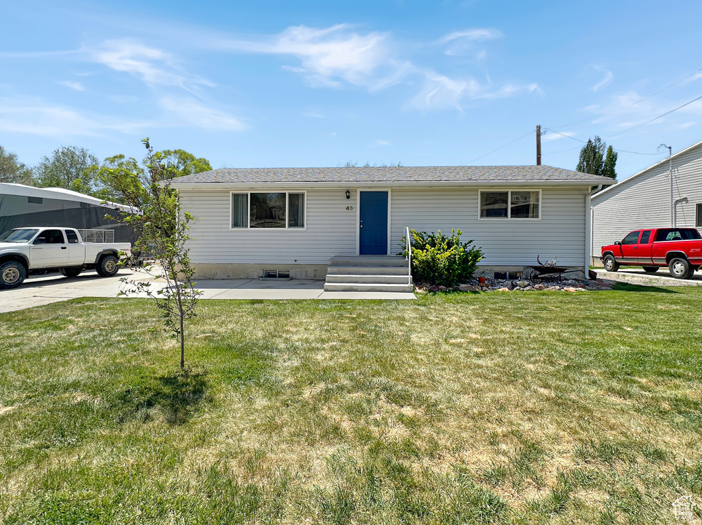 Ranch-style house with a front yard