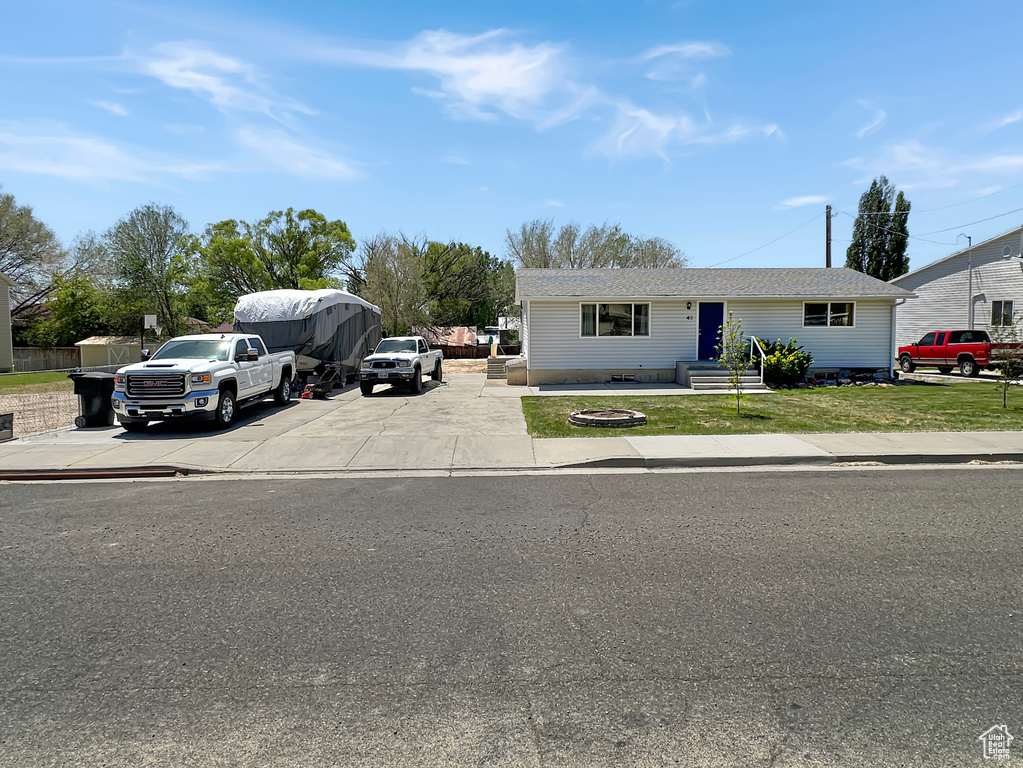 View of front facade featuring a front yard
