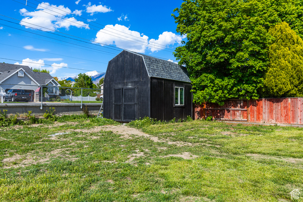 View of yard with a shed and an outbuilding