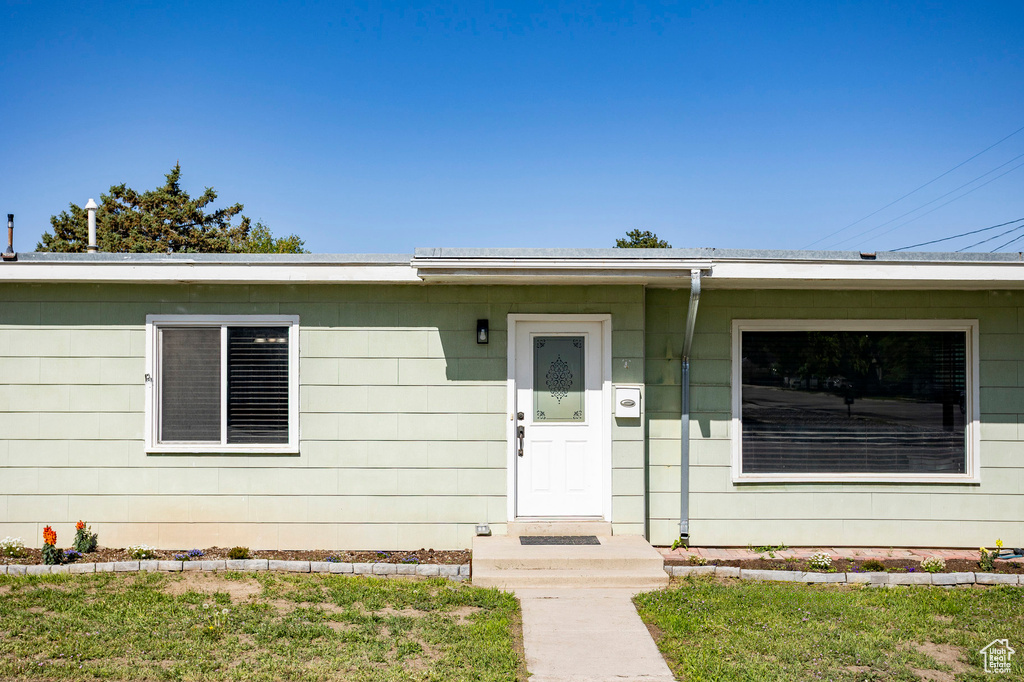 View of front facade with a front lawn
