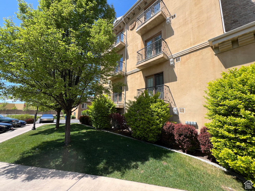 View of apartment building / complex