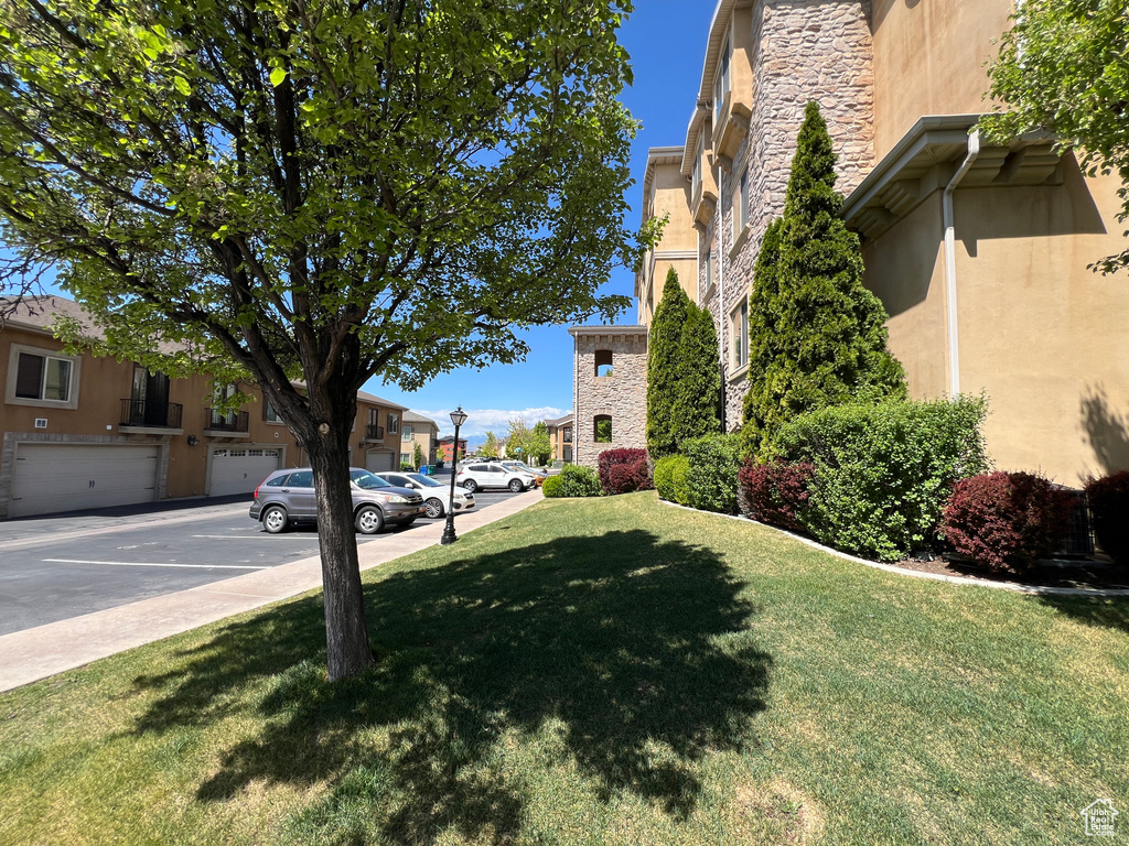 View of grassy yard featuring a residential view