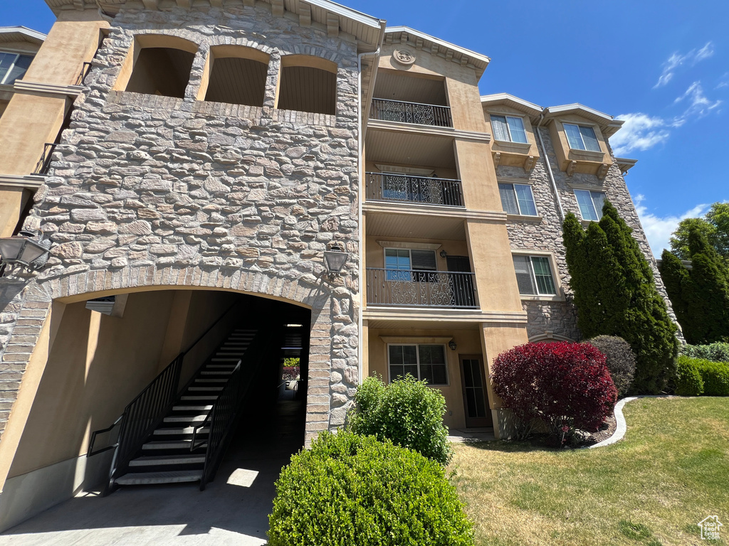 View of apartment building / complex