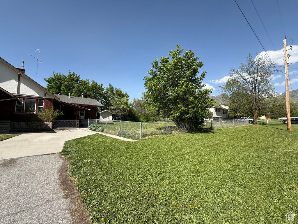 View of yard featuring driveway