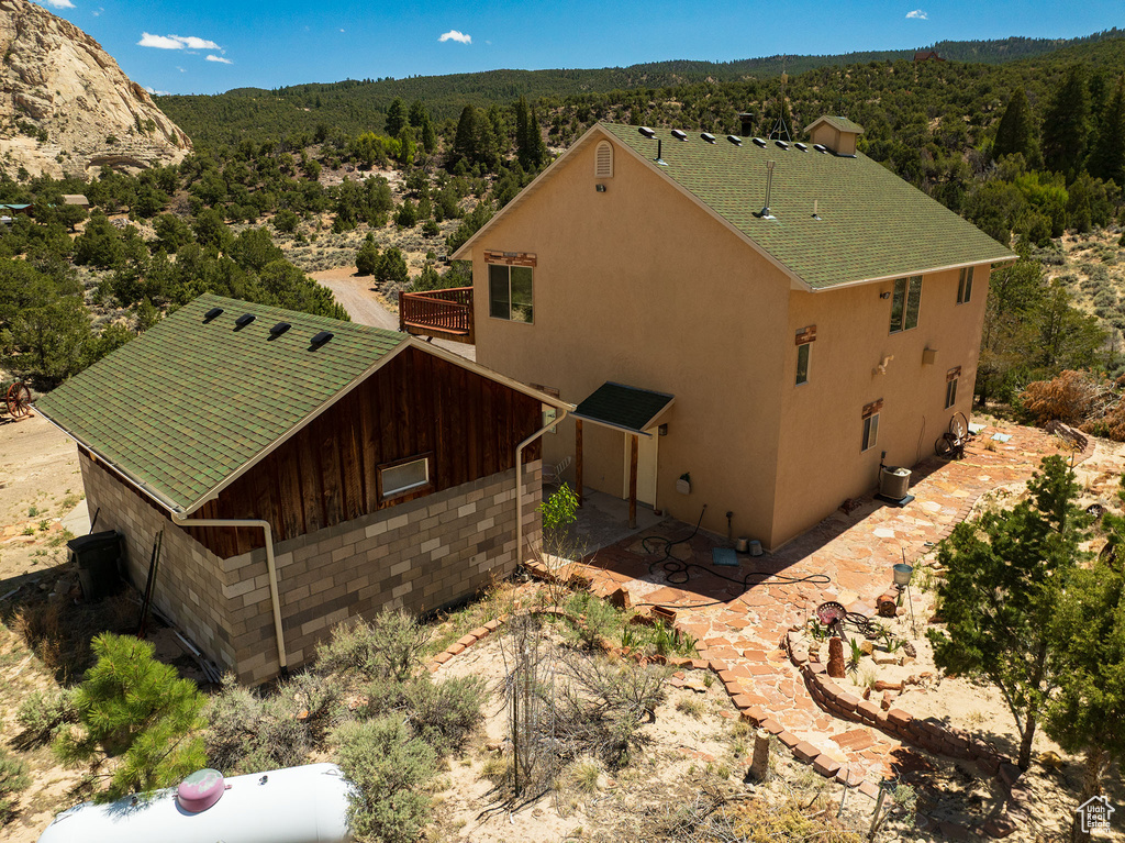 Aerial view of property and surrounding area featuring a forest