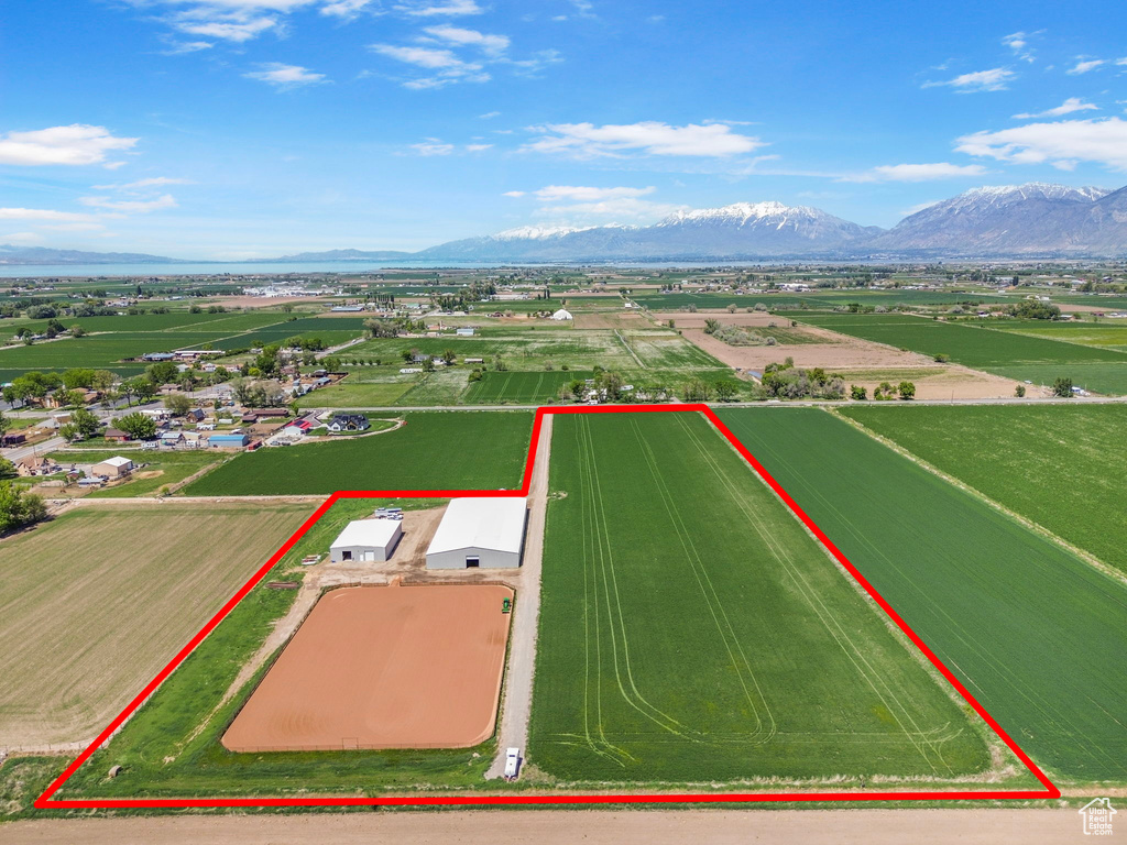 Aerial view of property's location with property boundaries highlighted and mountains