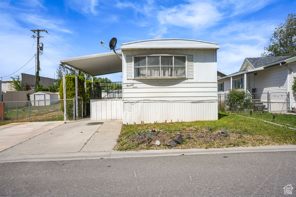 Manufactured / mobile home featuring fence