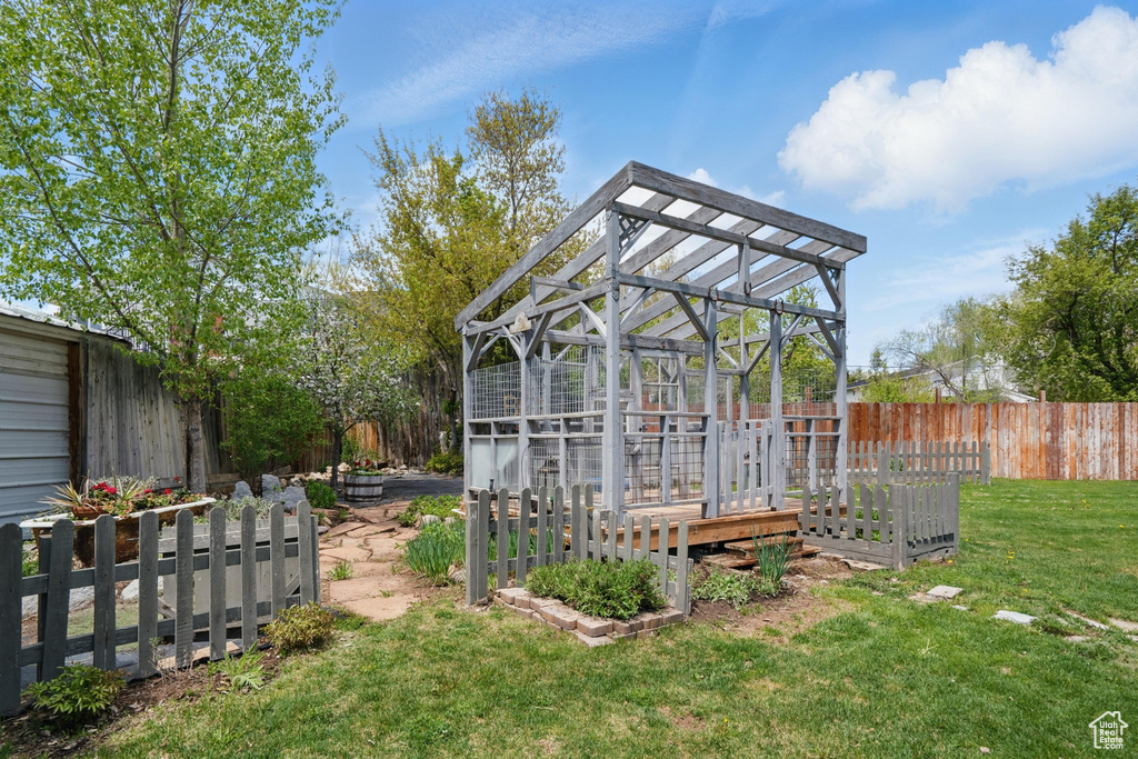 View of yard with an exterior structure and an outbuilding