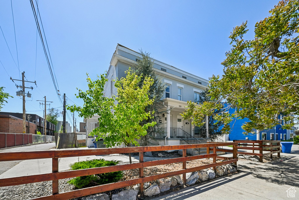 View of property\'s community featuring a fenced front yard