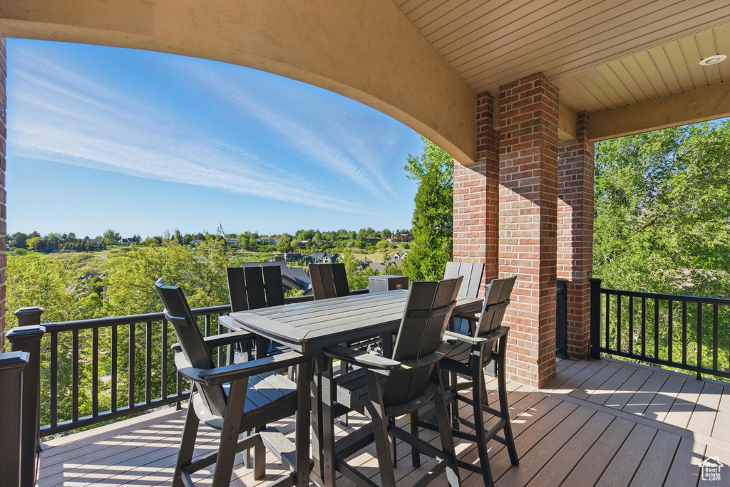 Deck with outdoor dining area