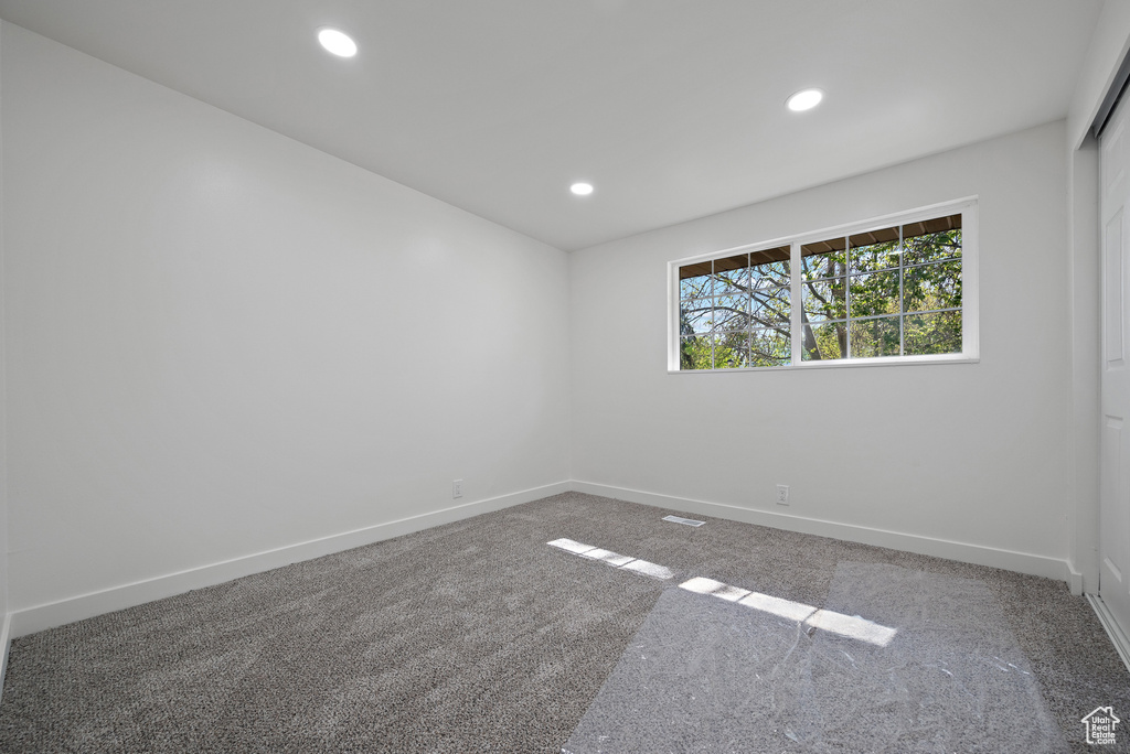 Unfurnished room featuring carpet flooring, baseboards, and recessed lighting