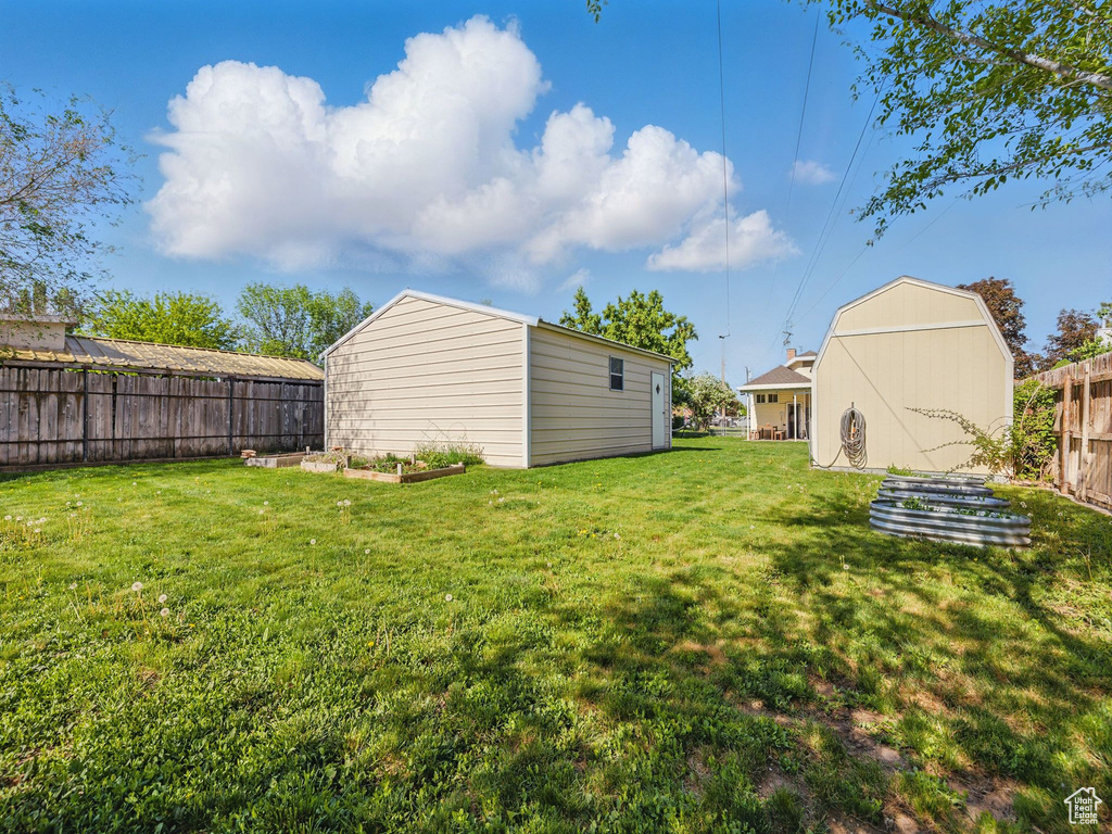 View of yard featuring an outbuilding