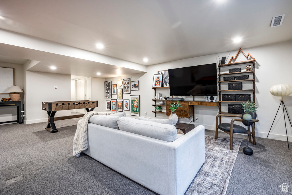 Living room with carpet flooring, recessed lighting, and baseboards