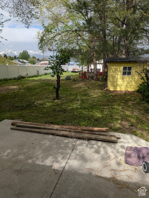 View of yard featuring an outdoor structure