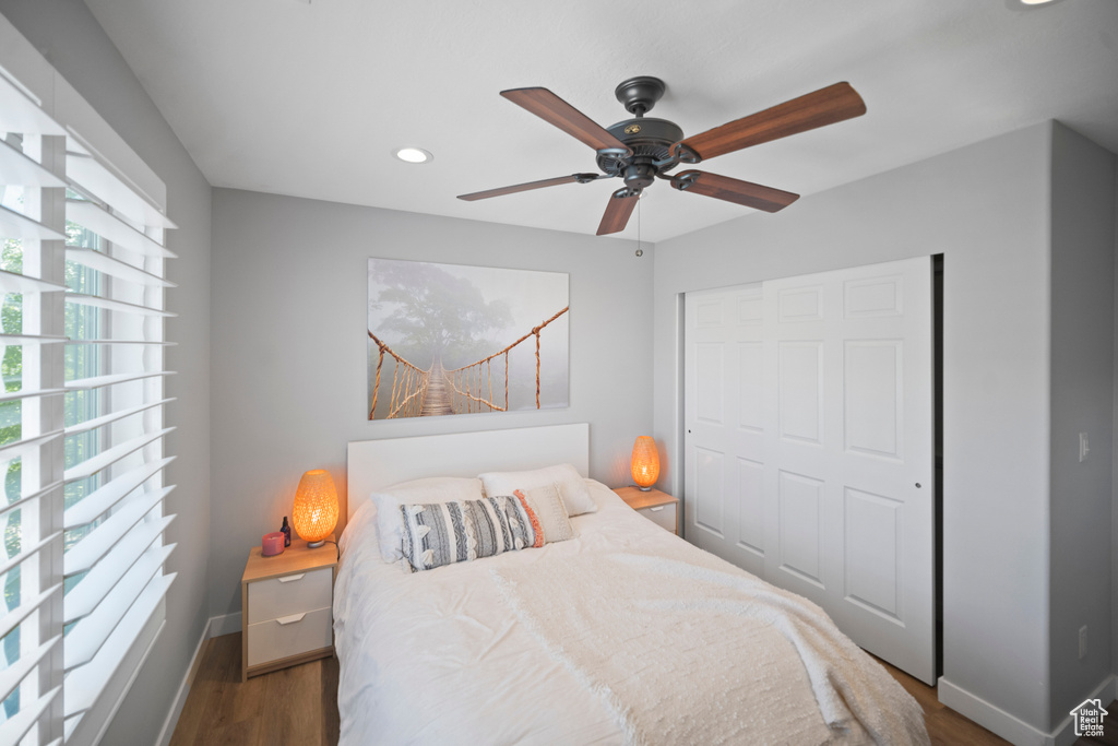 Bedroom featuring dark wood-style flooring, baseboards, recessed lighting, a closet, and ceiling fan