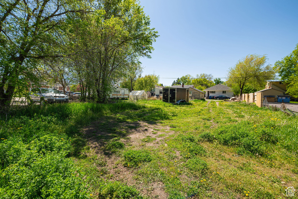 View of yard featuring an outbuilding