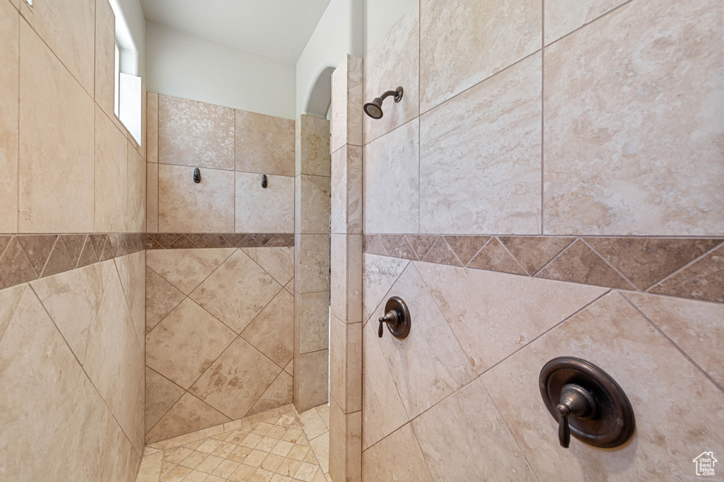 Bathroom featuring a tile shower