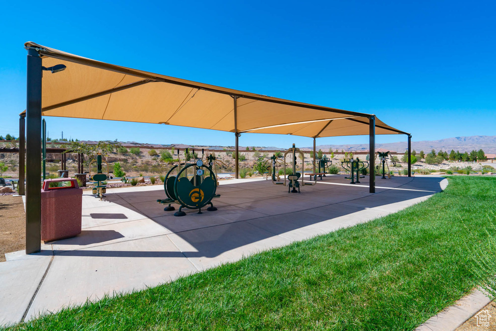 Surrounding community with a mountain view