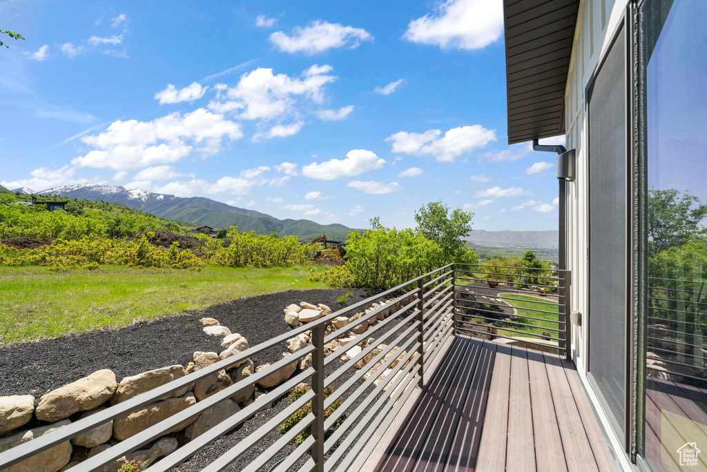 Balcony featuring a mountain view