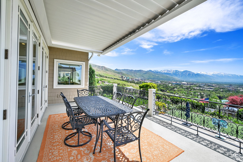 Balcony featuring a mountain view