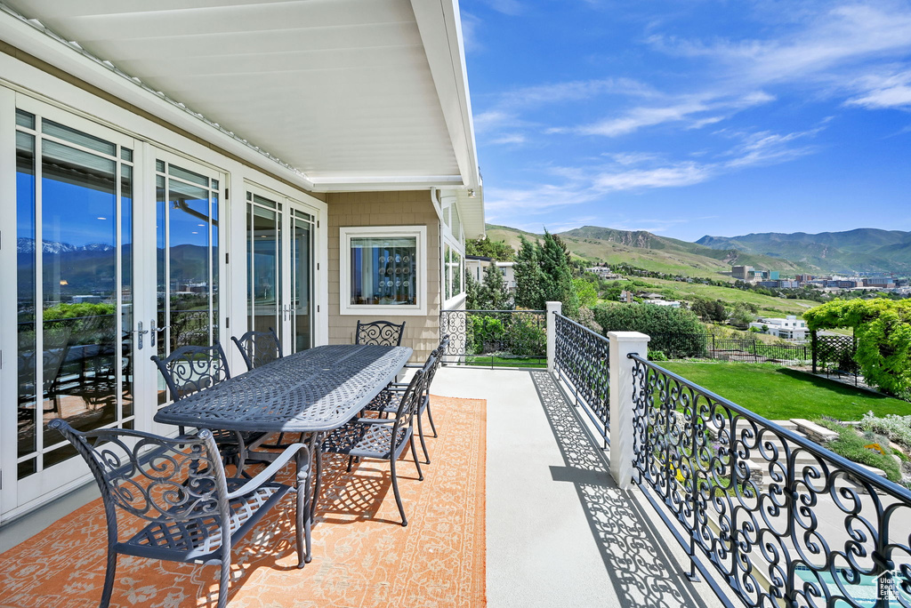 Balcony featuring a mountain view