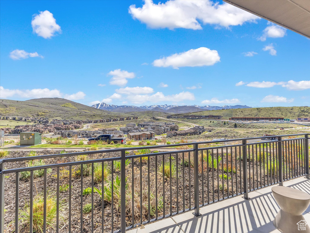 Balcony featuring a mountain view