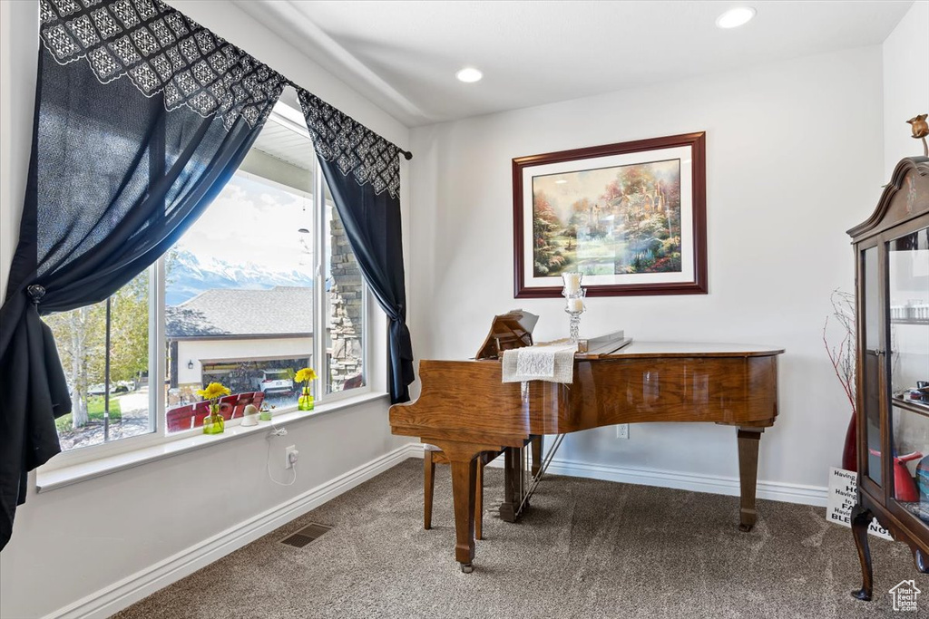 Sitting room featuring carpet flooring, baseboards, and recessed lighting
