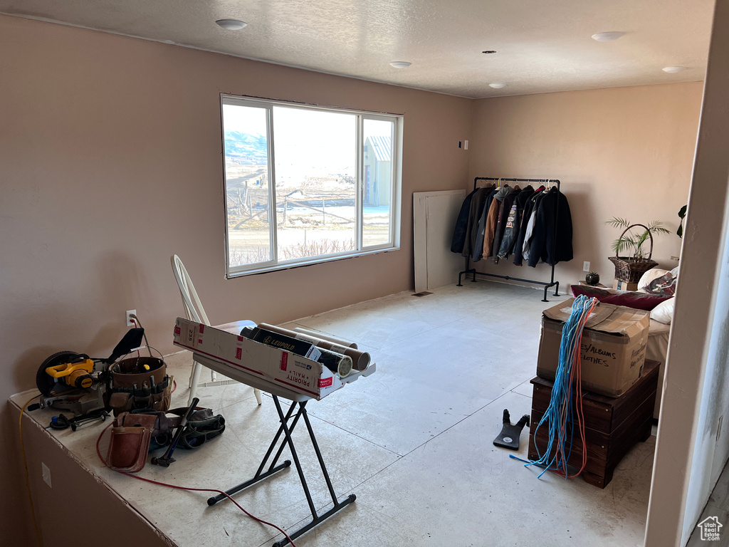 Misc room featuring concrete floors and recessed lighting