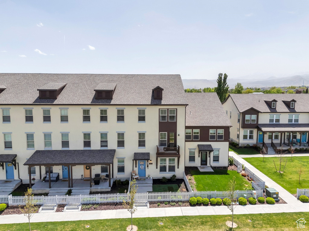 View of front facade featuring a fenced front yard and stucco siding