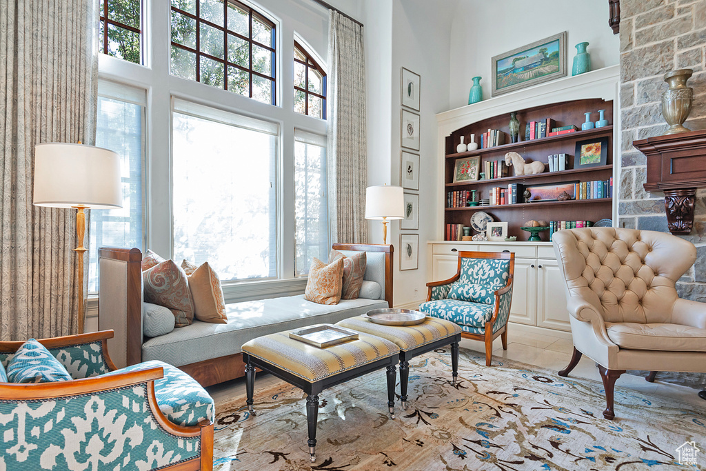 Sitting room with a towering ceiling