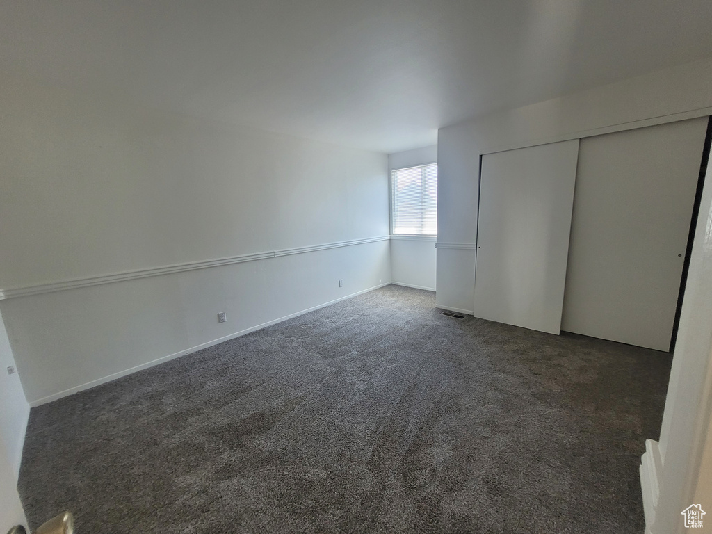 Unfurnished bedroom with carpet flooring and a closet