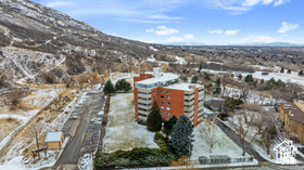Aerial overview of property's location featuring a mountain backdrop