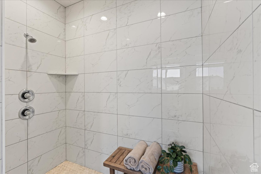 Bathroom featuring a tile shower