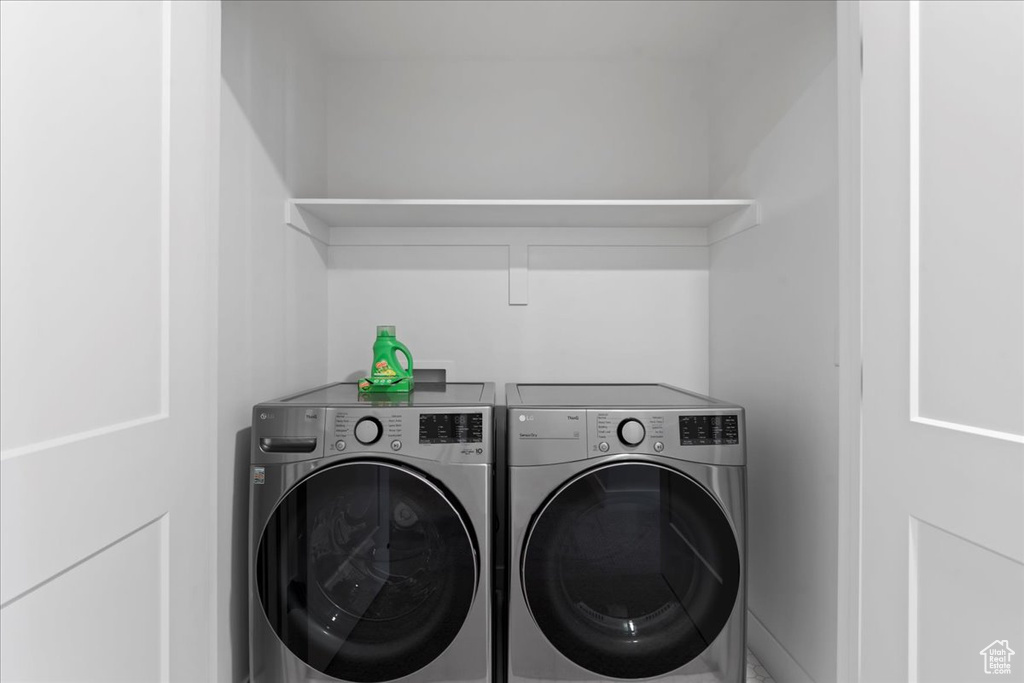 Washroom with washing machine and dryer