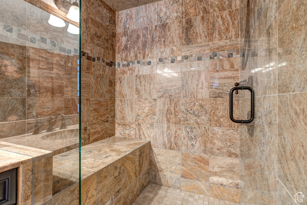 Bathroom featuring a tile shower