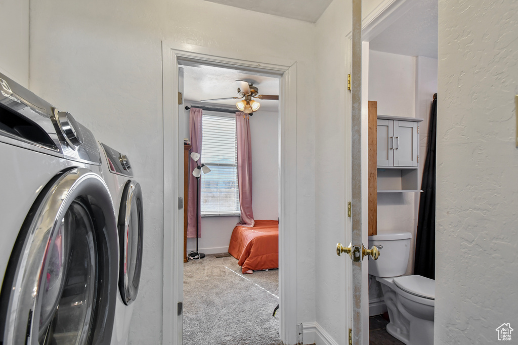 Washroom with independent washer and dryer, carpet, baseboards, a textured wall, and ceiling fan